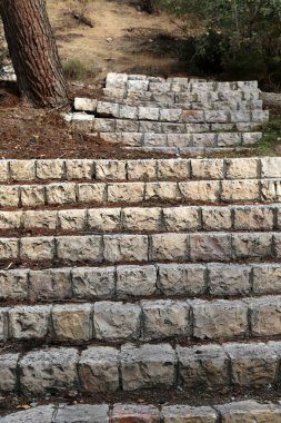 Merdiven - dikey iletişim sağlayan yapısı yapıcı unsuru. 