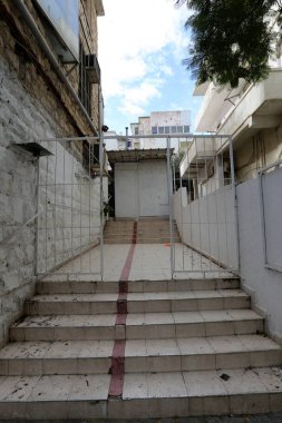 Merdiven - dikey iletişim sağlayan yapısı yapıcı unsuru. 