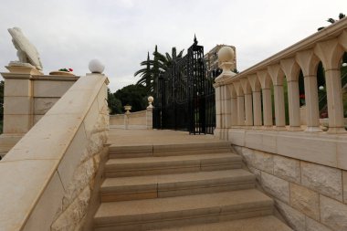 Merdiven - dikey iletişim sağlayan yapısı yapıcı unsuru. 