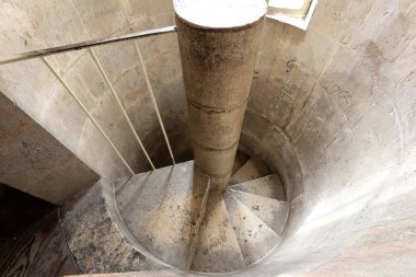 Merdiven - dikey iletişim sağlayan yapısı yapıcı unsuru. 