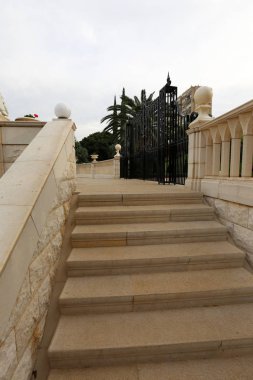 Merdiven - dikey iletişim sağlayan yapısı yapıcı unsuru. 