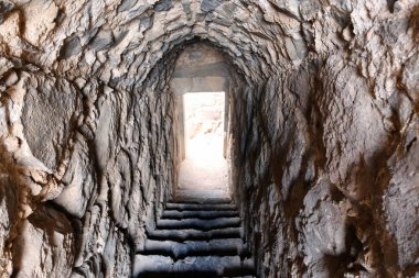 Merdiven - dikey iletişim sağlayan yapısı yapıcı unsuru. 