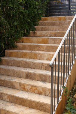 Merdiven - dikey iletişim sağlayan yapısı yapıcı unsuru. 