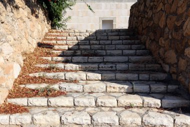 Merdiven - dikey iletişim sağlayan yapısı yapıcı unsuru. 