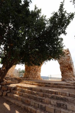 Merdiven - dikey iletişim sağlayan yapısı yapıcı unsuru. 