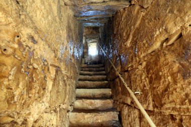 Merdiven - dikey iletişim sağlayan yapısı yapıcı unsuru. 