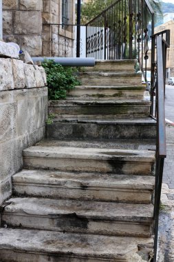 Merdiven - dikey iletişim sağlayan yapısı yapıcı unsuru. 