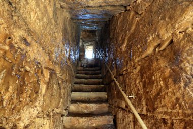 Merdiven - dikey iletişim sağlayan yapısı yapıcı unsuru. 