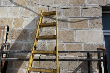 Merdiven - dikey iletişim sağlayan yapısı yapıcı unsuru. 