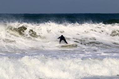 Sörf - özel ışık kurullarında Akdeniz dalgaları sürme. 