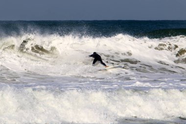 Sörf - özel ışık kurullarında Akdeniz dalgaları sürme. 