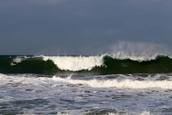 Surfer Chevaucher Les Vagues Méditerranée Sur Des Panneaux Lumineux Spéciaux — Photo