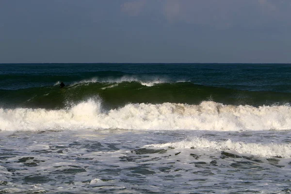 Surfer Chevaucher Les Vagues Méditerranée Sur Des Panneaux Lumineux Spéciaux — Photo