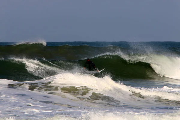 Surf Cavalgando Ondas Mediterrâneo Placas Luz Especiais — Fotografia de Stock