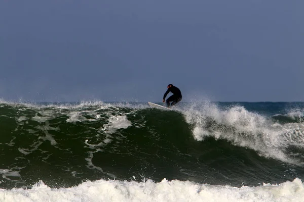 Surf Cavalgando Ondas Mediterrâneo Placas Luz Especiais — Fotografia de Stock