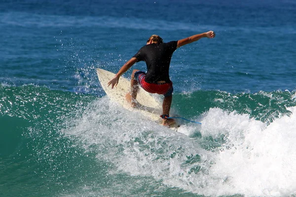 Surf Cavalcando Onde Nel Mediterraneo Speciali Lavagne Luminose — Foto Stock