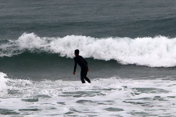 Surfer Chevaucher Les Vagues Méditerranée Sur Des Panneaux Lumineux Spéciaux — Photo