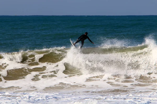 Surf Cavalcando Onde Nel Mediterraneo Speciali Lavagne Luminose — Foto Stock