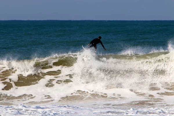 Surf Cavalgando Ondas Mediterrâneo Placas Luz Especiais — Fotografia de Stock