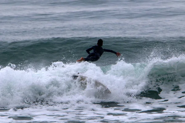 Surfer Chevaucher Les Vagues Méditerranée Sur Des Panneaux Lumineux Spéciaux — Photo