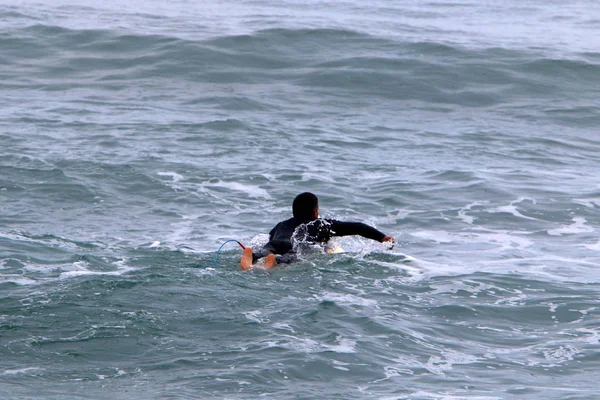 Surf Cavalgando Ondas Mediterrâneo Placas Luz Especiais — Fotografia de Stock