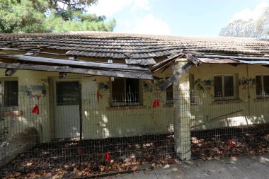 çatı - yağış karşı korumak için hizmet vermektedir binanın üst yapısı 