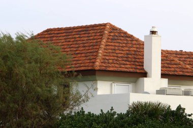 çatı - yağış karşı korumak için hizmet vermektedir binanın üst yapısı 