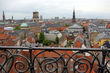 çatı - yağış karşı korumak için hizmet vermektedir binanın üst yapısı 