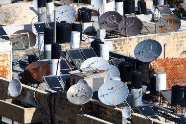 çatı - yağış karşı korumak için hizmet vermektedir binanın üst yapısı 