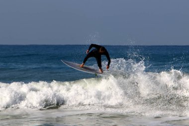 Sörf - özel ışık kurullarında Akdeniz dalgaları sürme 