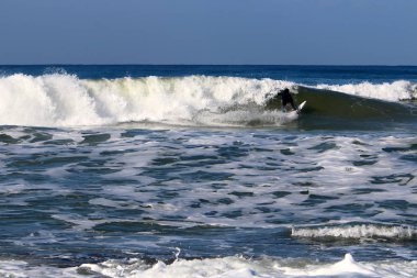 Sörf - özel ışık kurullarında Akdeniz dalgaları sürme 