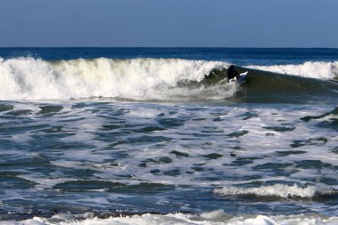 Sörf - özel ışık kurullarında Akdeniz dalgaları sürme 