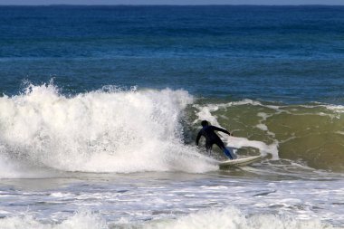 Sörf - özel ışık kurullarında Akdeniz dalgaları sürme 