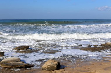 Sörf - özel ışık kurullarında Akdeniz dalgaları sürme 