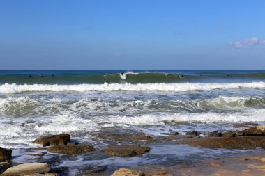 Sörf - özel ışık kurullarında Akdeniz dalgaları sürme 