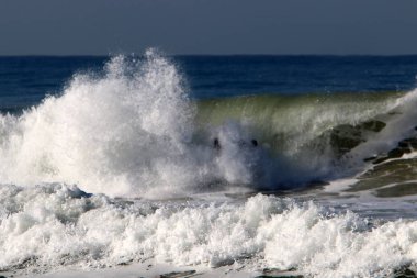 Sörf - özel ışık kurullarında Akdeniz dalgaları sürme 