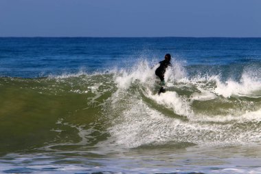 Sörf - özel ışık kurullarında Akdeniz dalgaları sürme 