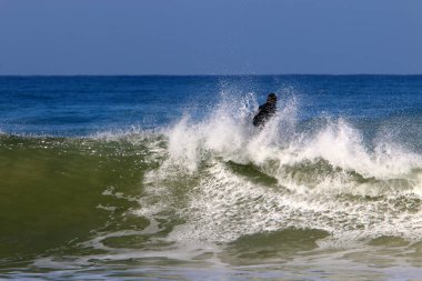 Sörf - özel ışık kurullarında Akdeniz dalgaları sürme 