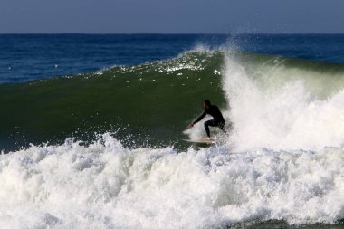 Sörf - özel ışık kurullarında Akdeniz dalgaları sürme 