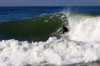 Sörf - özel ışık kurullarında Akdeniz dalgaları sürme 