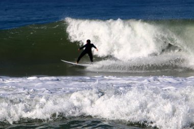 Sörf - özel ışık kurullarında Akdeniz dalgaları sürme 