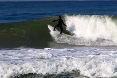 Sörf - özel ışık kurullarında Akdeniz dalgaları sürme 