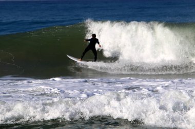 Sörf - özel ışık kurullarında Akdeniz dalgaları sürme 