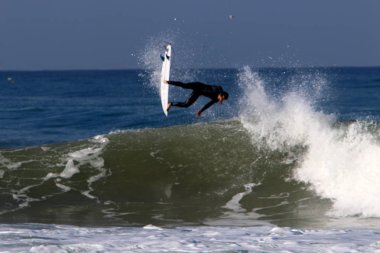 Sörf - özel ışık kurullarında Akdeniz dalgaları sürme 