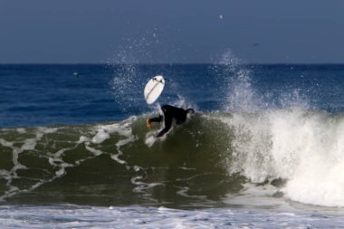 Sörf - özel ışık kurullarında Akdeniz dalgaları sürme 