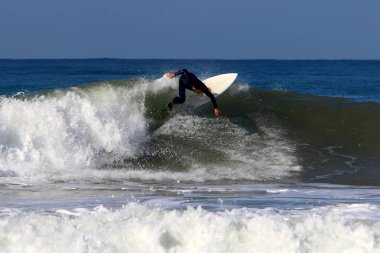 Sörf - özel ışık kurullarında Akdeniz dalgaları sürme 