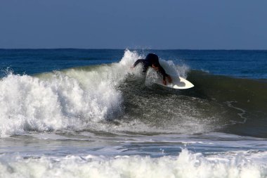 Sörf - özel ışık kurullarında Akdeniz dalgaları sürme 