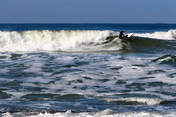 Surf Cavalgando Ondas Mediterrâneo Placas Luz Especiais — Fotografia de Stock