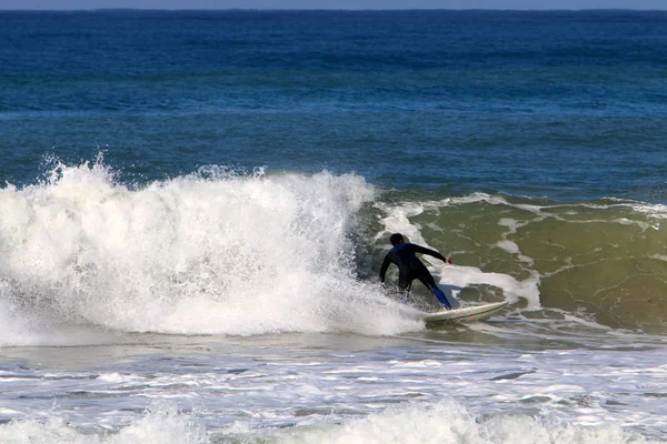 Surf Cavalcando Onde Nel Mediterraneo Speciali Lavagne Luminose — Foto Stock