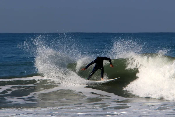 Surfing Mengendarai Gelombang Mediterania Pada Papan Cahaya Khusus — Stok Foto